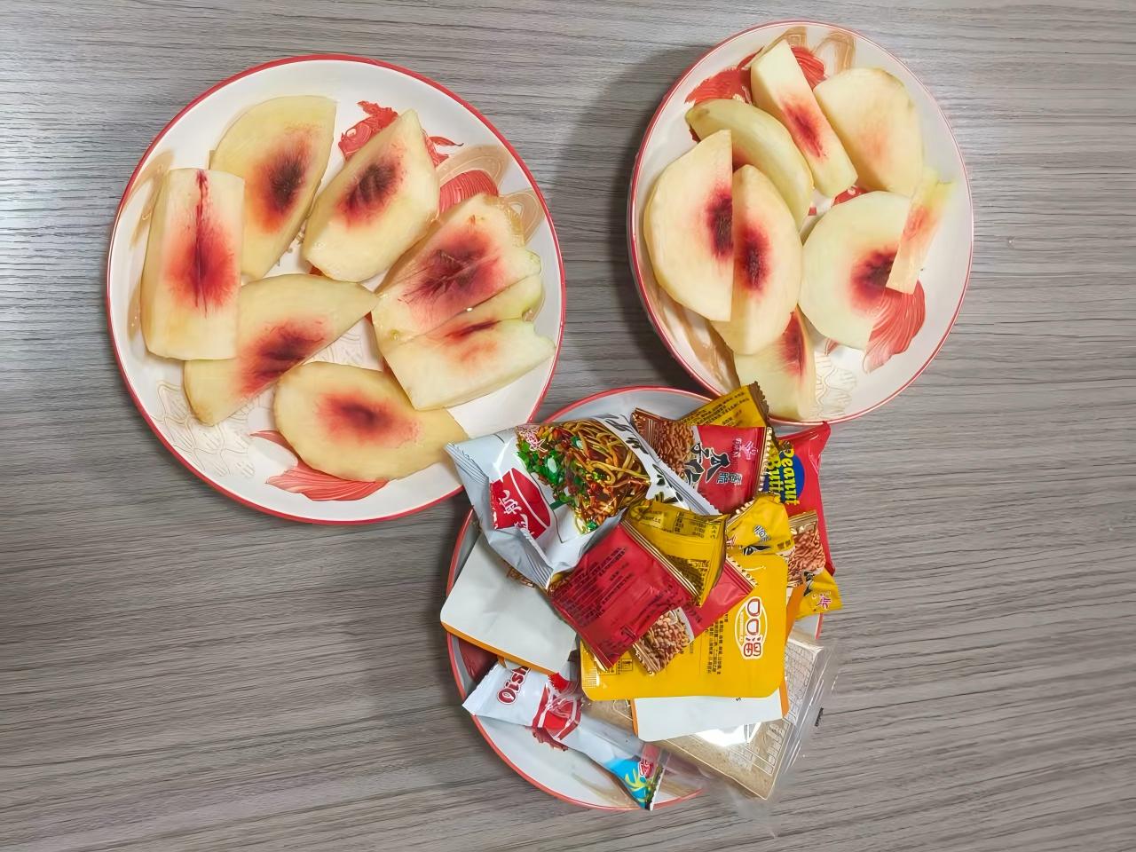 Peaches and Snacks Powered Up Zemeijia's Afternoon
