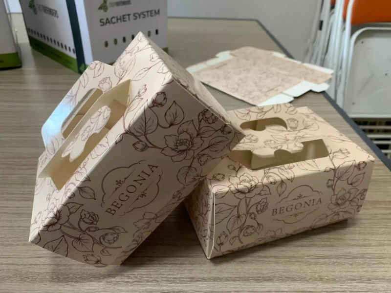 ZMJ Packaging flower handheld cake box sample showing folding structure and packaging quality inspection